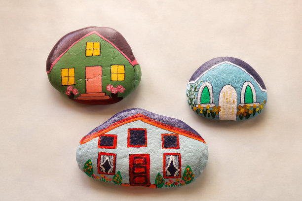 三种彩绘石雕造型，作为居家休闲活动图片下载