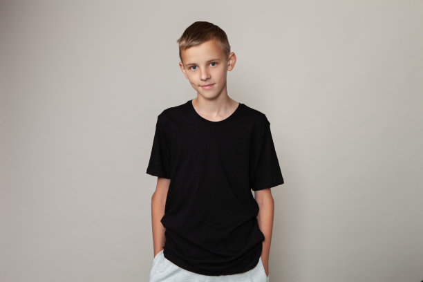 14岁少年的画室肖像图片下载