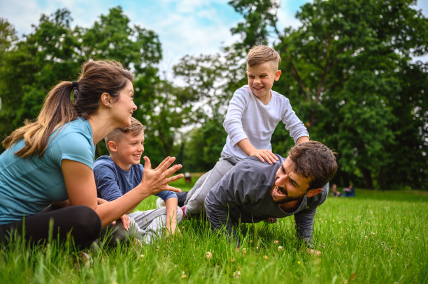 一家人在公园做俯卧撑图片下载