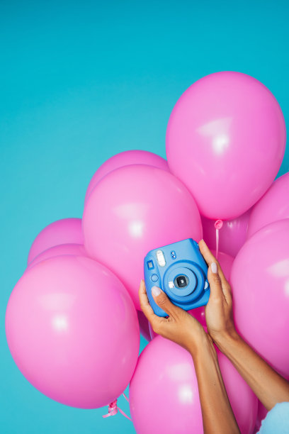 女人手里拿着照相机和气球图片下载