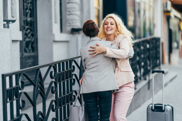 女同事在街上拥抱图片下载