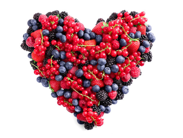 白色背景上孤立的心形野生新鲜浆果。前视图。本空间图片下载