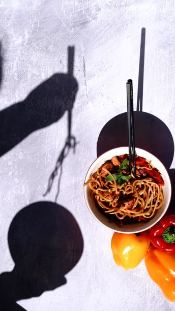 用筷子吃饭的人的影子的一碗亚洲食物图片下载