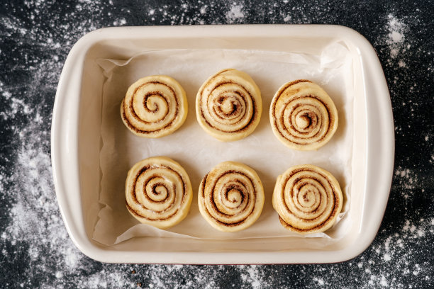 烤盘上的生蛋糕俯视图照片图片下载