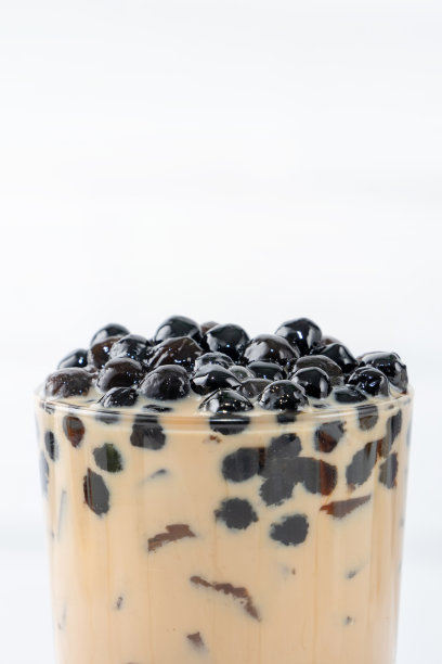 白色木桌上的珍珠奶茶，中国台湾著名饮品图片下载
