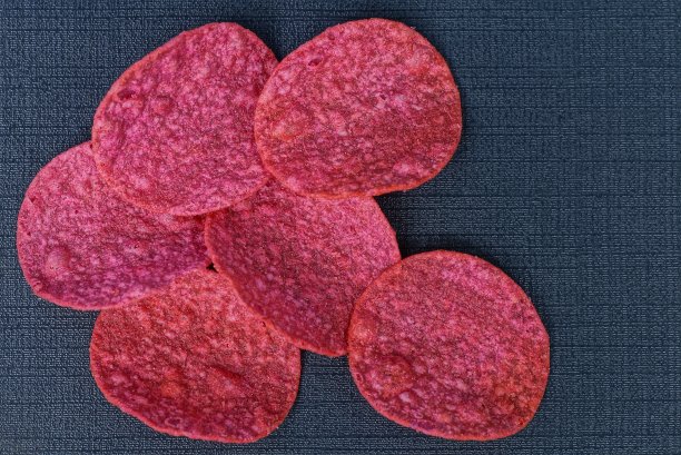 一堆干红的薯片里的食物图片下载