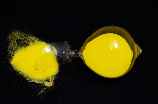 破碎的玻璃沙漏图片下载