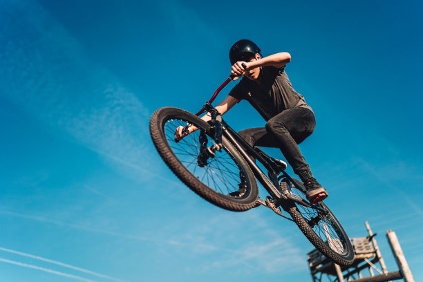 年轻人骑着山地车在空中飞翔图片下载