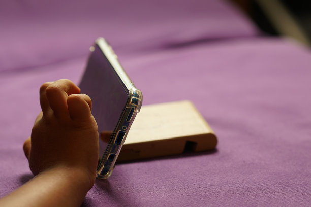 一个用手机的女孩的手图片下载