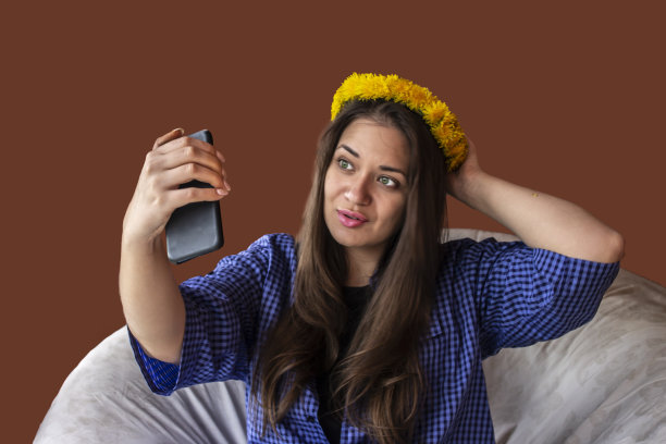 年轻女孩在用智能手机自拍图片下载