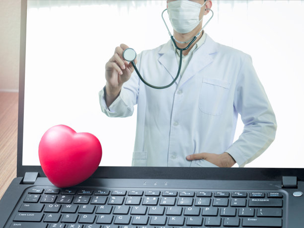 医生在线概念，红心和医生用听诊器在电脑笔记本屏幕上与患者进行在线咨询，在线医疗交流在虚拟界面上，虚拟医院图片下载