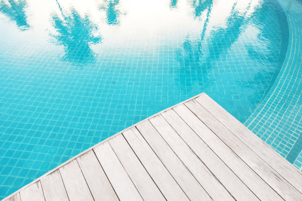 游泳池旁边空荡荡的木制阳台阳台图片下载
