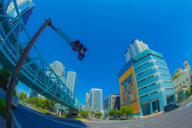 横滨港人未来的城市和蓝天图片下载