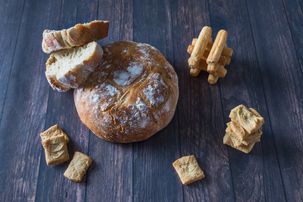 不同种类的面包，放在一个质朴的木制底座上。前视图。美食的概念。图片下载