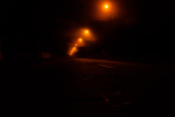 老街晚上灯火通明图片下载