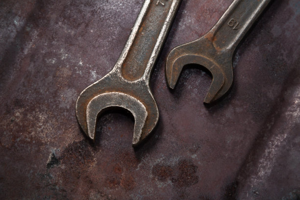 两把生锈的黑色金属扳手图片下载