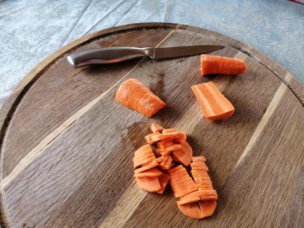 切好的胡萝卜放在木板上用来烹饪图片下载
