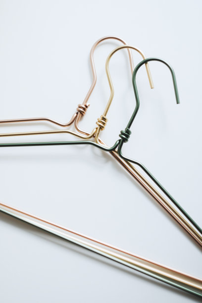 金属衣架孤立在白色背景上。时尚的概念图片下载