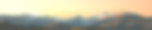 美丽的秋日山谷全景照片。日落在山中，秋在山中。旅行和远足的概念。图片下载