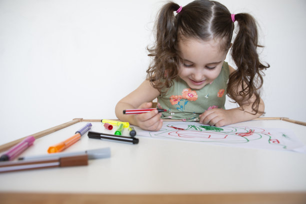 小女孩用铅笔画画图片下载