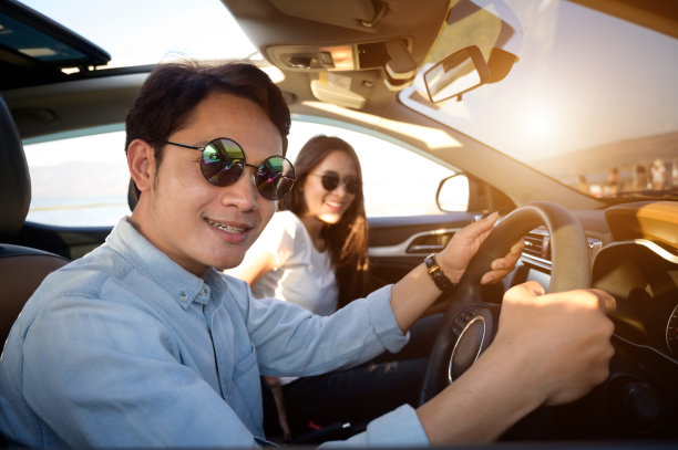快乐的年轻夫妇享受在开车图片下载