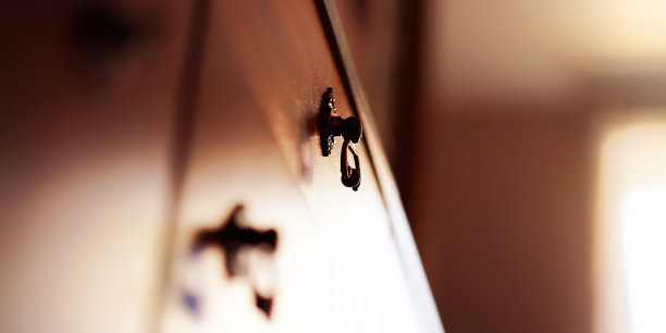 黑色把手的老式棕色木制家具图片下载