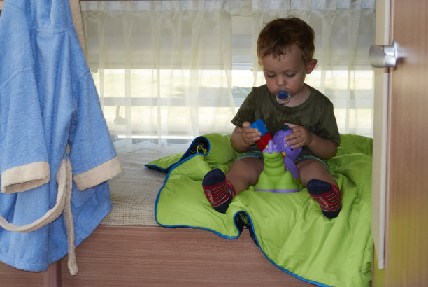 小男孩玩图片下载