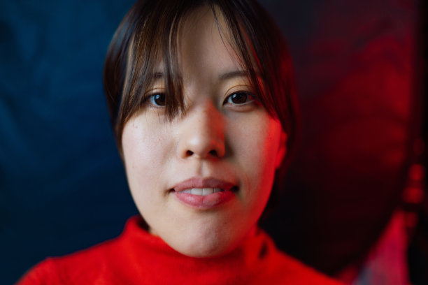 年轻女子的肖像被蓝色和红色的霓虹灯照亮图片下载