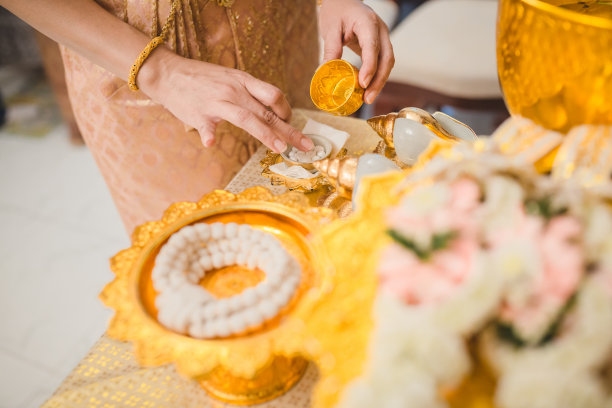 新娘正在为她的婚礼准备泰国风格的东西。图片下载