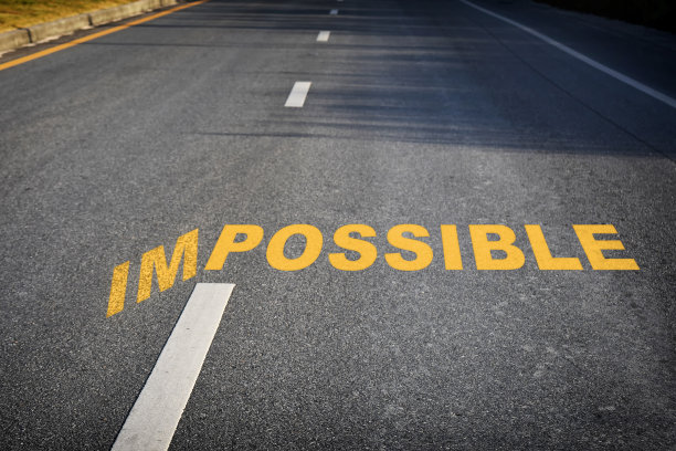 在阳光下的黑色沥青路面上，没有im是不可能的图片下载