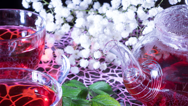 芙蓉红茶杯与茶叶或薄荷叶特写照片。中药与汤剂的药物治疗。香料和药汤。放松和滋补饮料。禅宗茶道图片下载