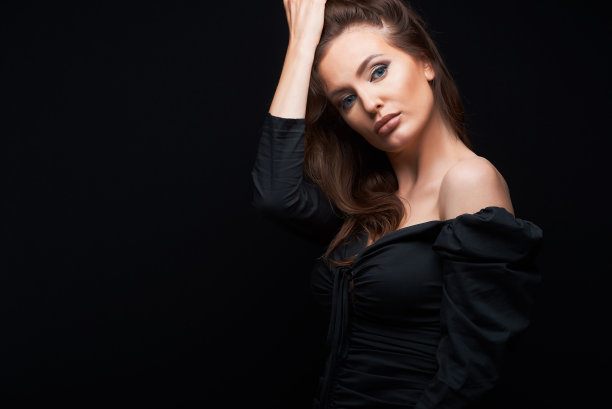 时尚照片的一个性感的白人女人与棕色头发和明亮的化妆摆姿势在工作室图片下载