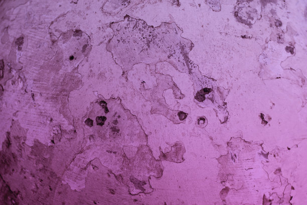 旧墙的背景是剥落褪色的粉红色油漆图片下载
