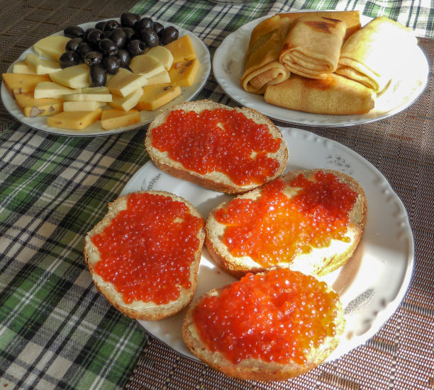 有鱼子酱和煎饼的俄罗斯早餐图片下载