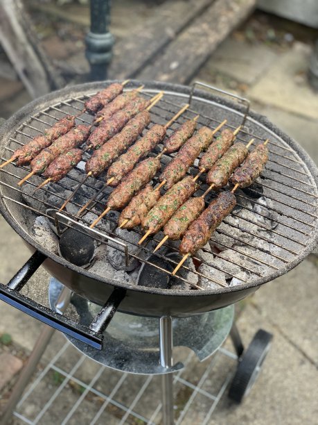 烧烤上的羊肉串图片下载