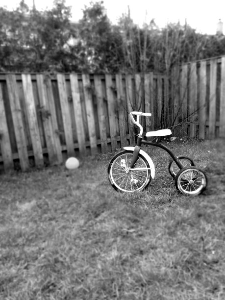 老式三轮车在院子里图片下载