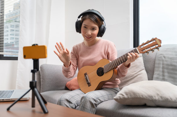 通过网络直播弹吉他图片下载