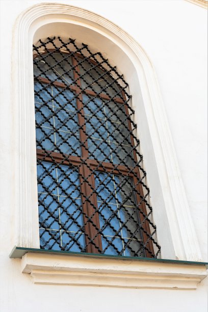 一座古老的东正教教堂的一扇漂亮的窗户。图片下载