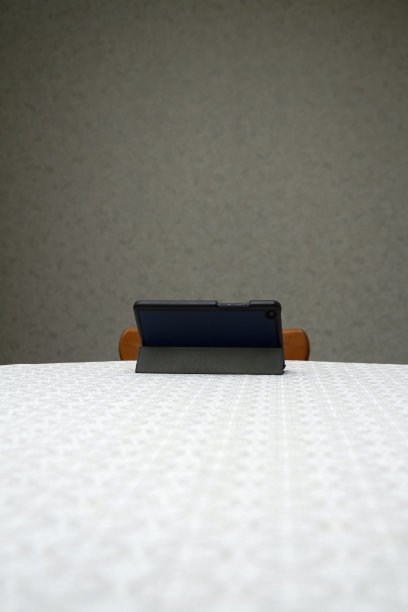 平板电脑在家里的桌子上。图片下载