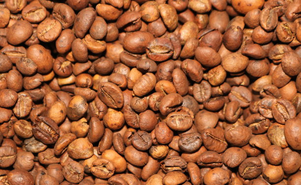 以棕烤咖啡豆为背景。你的酿造方法是深烤。种子自然从上面的观点。集团农业谷物阿拉比卡。从俯视图的照片。图片下载