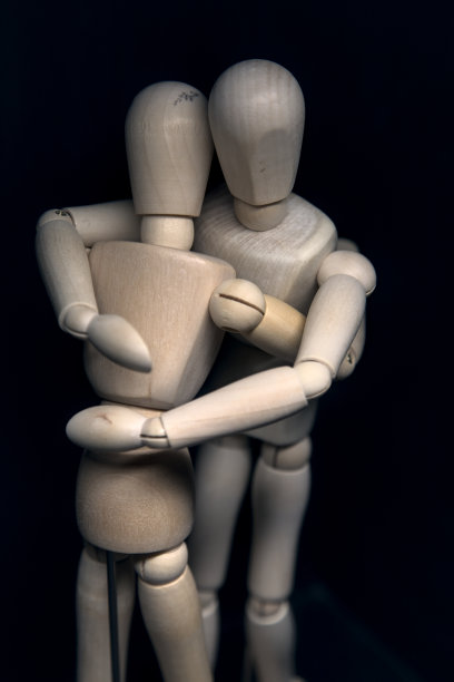 两个画着的人体模型正在互相拥抱图片下载