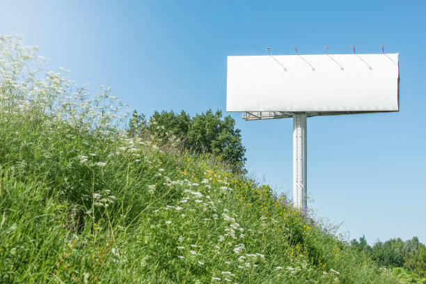 白色大空白广告牌。图片下载