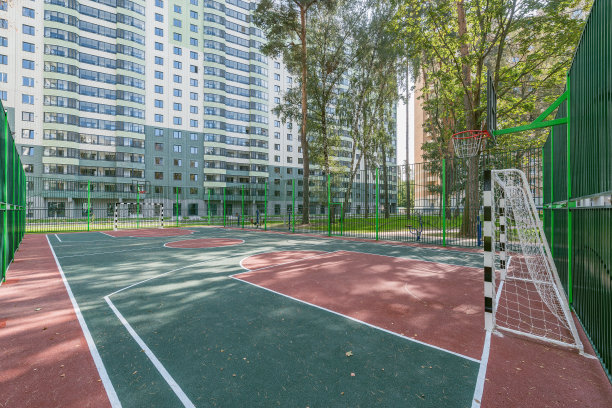 新建筑旁边是儿童游乐场。图片下载