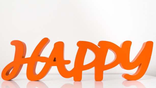 橙色的快乐字，白色背景图片下载