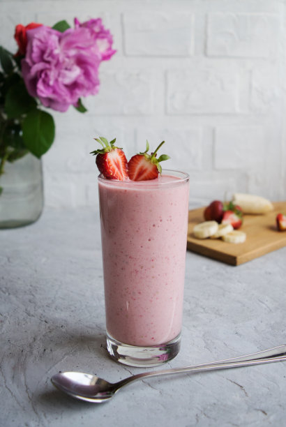 以香蕉和草莓为背景的奶昔。图片下载