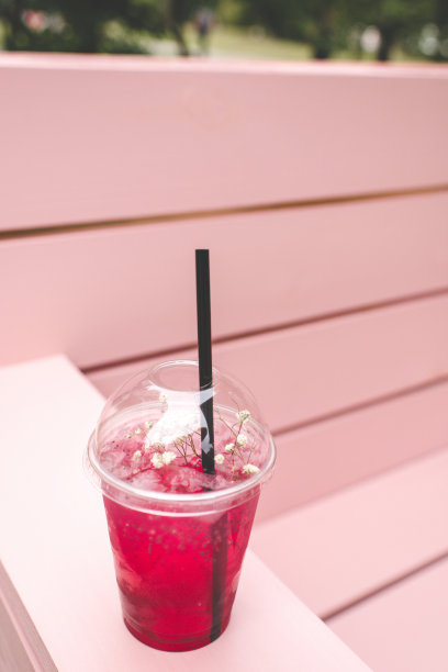 清爽的饮料，柠檬水加樱桃糖浆图片下载