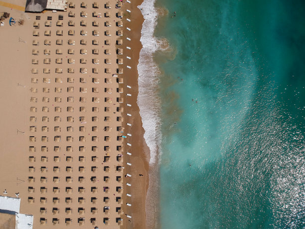 金沙海滩阳伞鸟瞰图图片下载