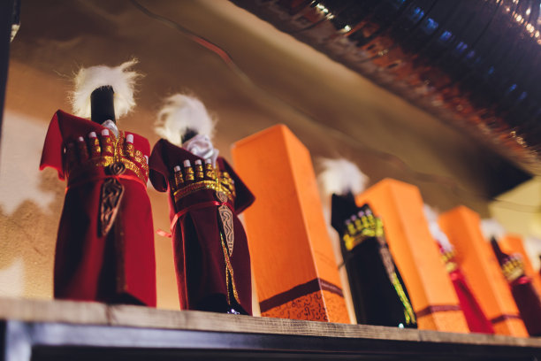 桌子与装饰对象和角，饮酒的容器在一个主题的内部桶葡萄酒的背景。图片下载