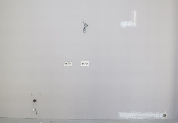 厨房的墙壁，拆除照明用的电线，按项目移动插座和水槽排水图片下载