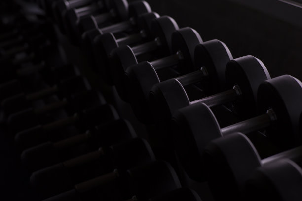 现代健身房里的哑铃图片下载